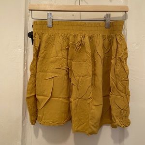 Forever 21 women’s mustard yellow mini skirt, size M